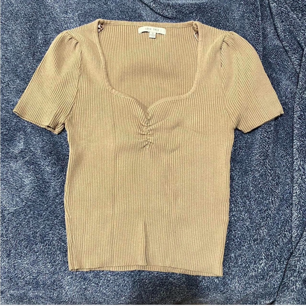 women’s fashion Q small light brown shirt